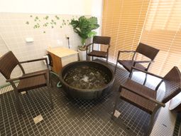 清潔な浴室と植物