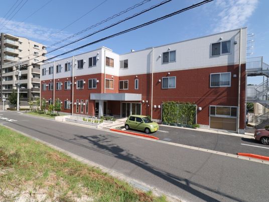 明るい外観の建物