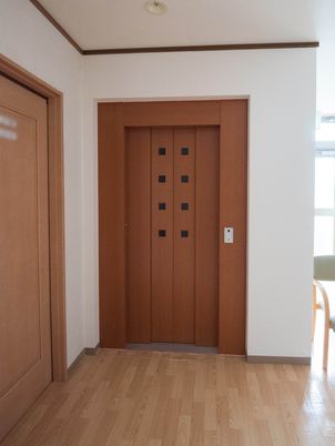 木製のシンプルなエレベーター