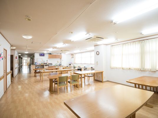 明るい食堂の全景