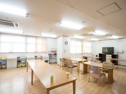 共有スペースの明るい部屋