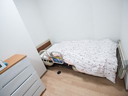 シンプルな居室の様子