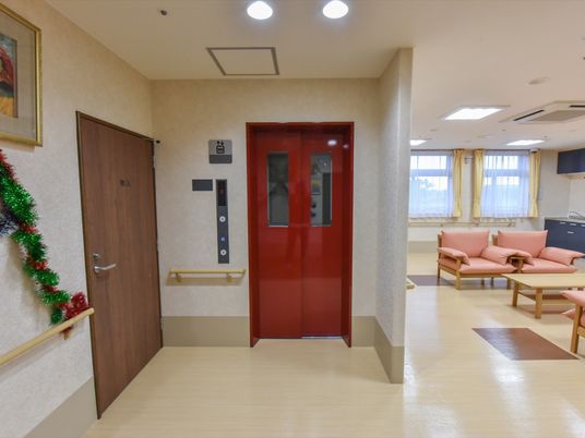 エレベーター付き待合室