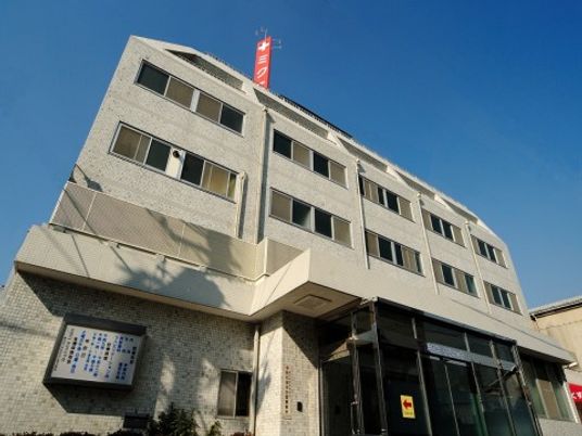 明るい日差しの建物外観