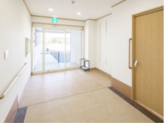 明るく清潔な廊下