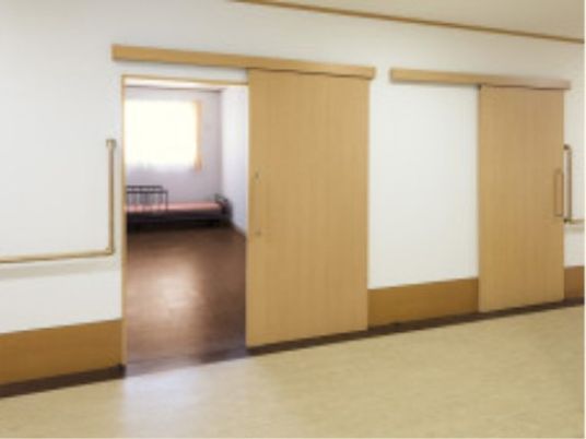 廊下から見える居室入口