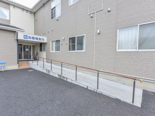 外観とエントランスの施設