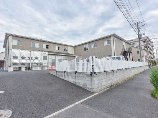 広々とした建物の外観