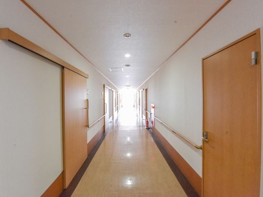 明るく清潔な廊下