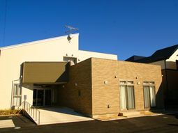 明るい日差しのエントランス