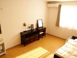 明るい個室の居室