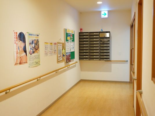 廊下と掲示物の風景