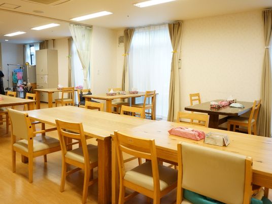 温かい雰囲気の食堂