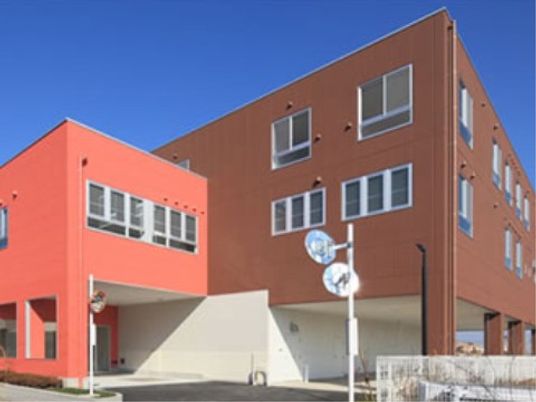 明るい色の建物外観