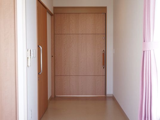明るい居室の入口