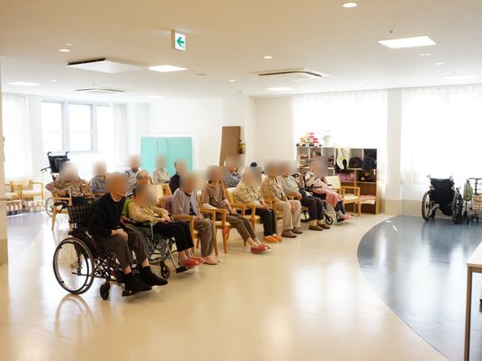 共有空間でくつろぐ人々