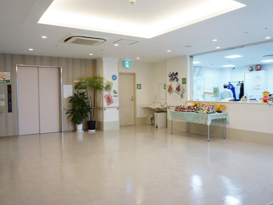 広々とした明るい廊下