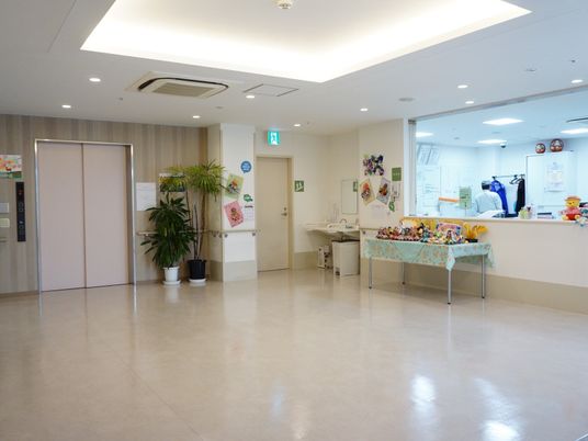 広々とした明るい廊下