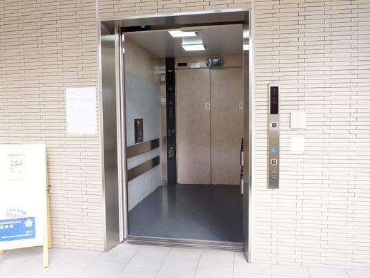 広々としたエレベーター入口