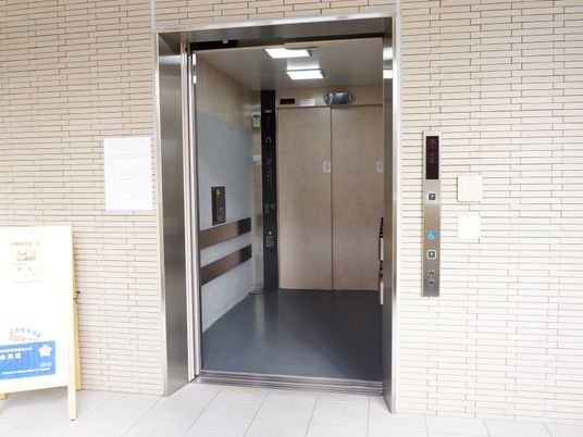 広々としたエレベーター入口