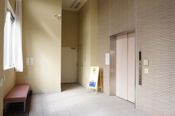 明るいエレベーターホール