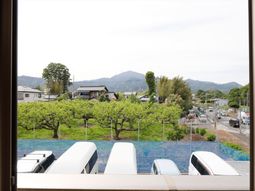 窓越しの山々と街並み
