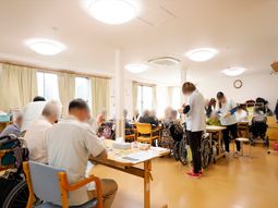 機能訓練中の居住者とスタッフ