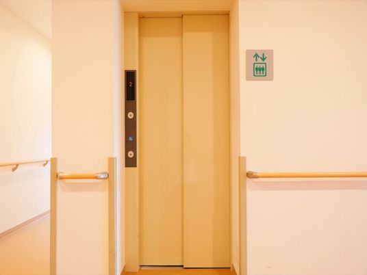 清潔な廊下のエレベーター