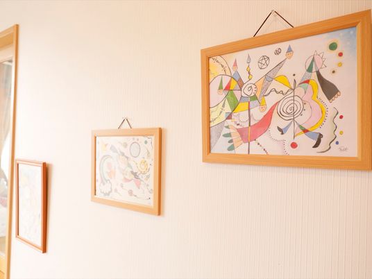 壁に掛けられた絵画群