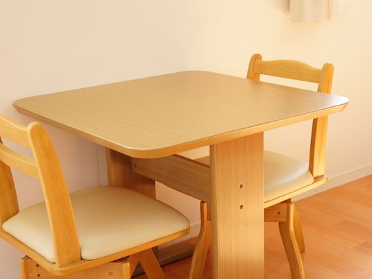 木製のテーブルと椅子