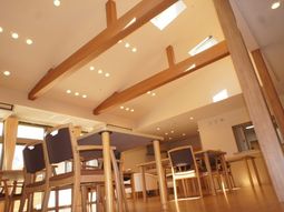 明るい木目のダイニングスペース