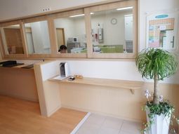 受付のある明るい空間