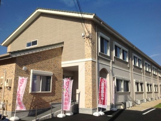 明るい外観の建物