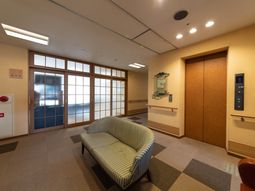 和風の扉とソファー廊下