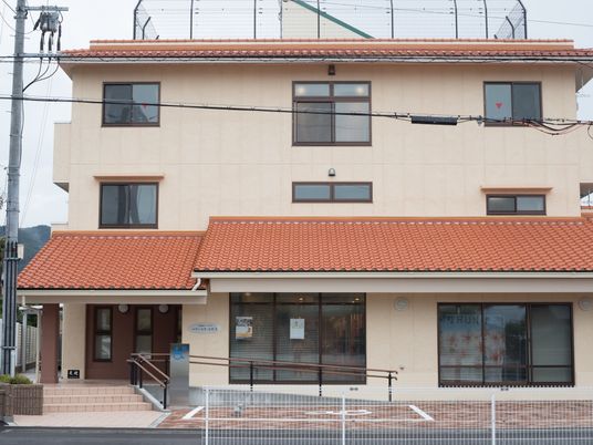 明るい外観の建物エントランス