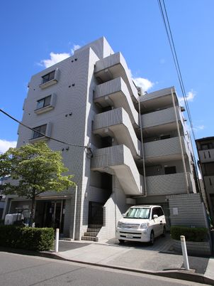 現代的な建物の外観