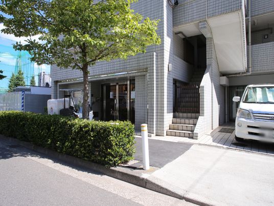 施設の外観と入口