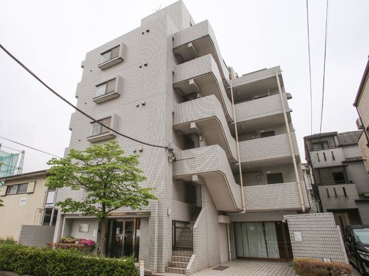 白い建物の外観