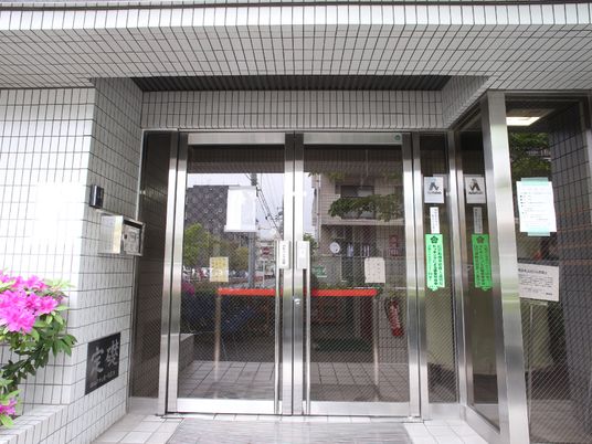 施設の自動ドアエントランス