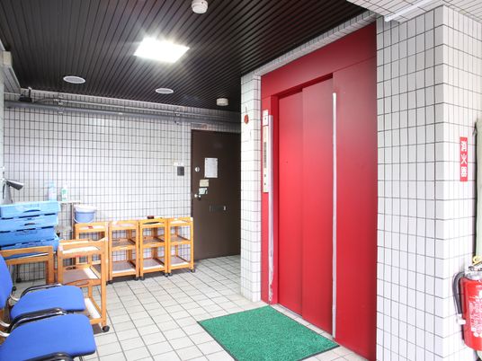 赤い扉の明るいエントランス