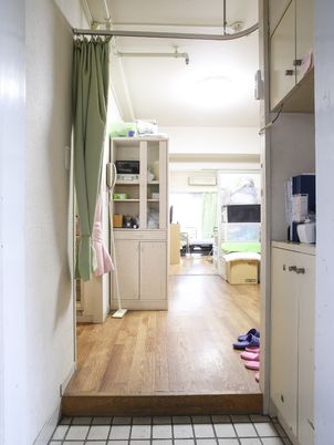 居室の一角と廊下