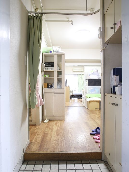 居室の一角と廊下