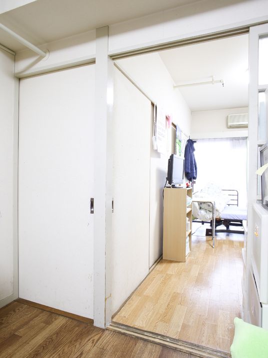 居室入口の明るい空間