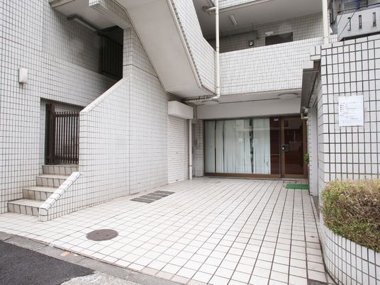 白いタイルの施設エントランス