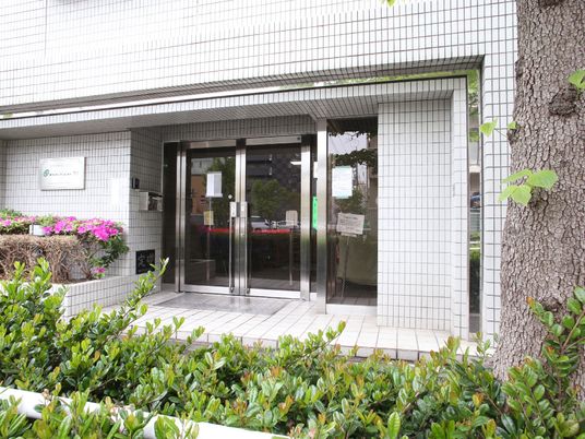 白いタイルのエントランス