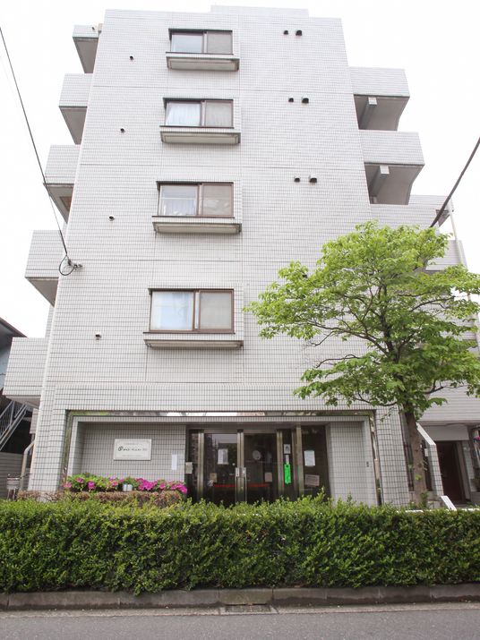 白い壁の建物外観