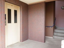 清潔感のあるエレベーター前