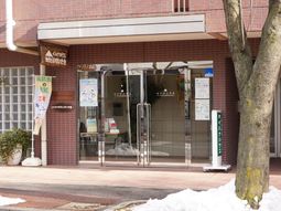 明るいエントランス正面