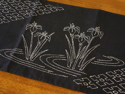 刺繍入り布地のディテール