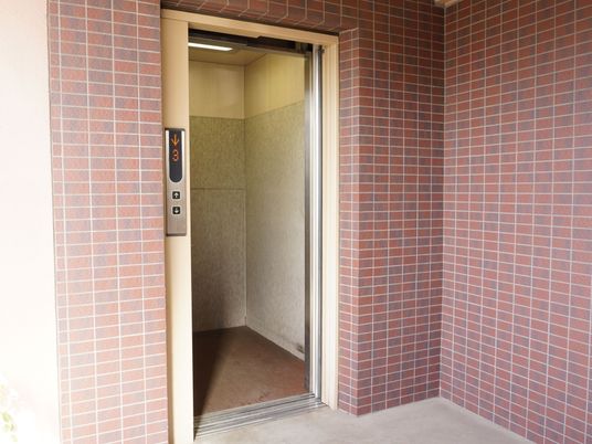赤茶色タイルのエレベーター